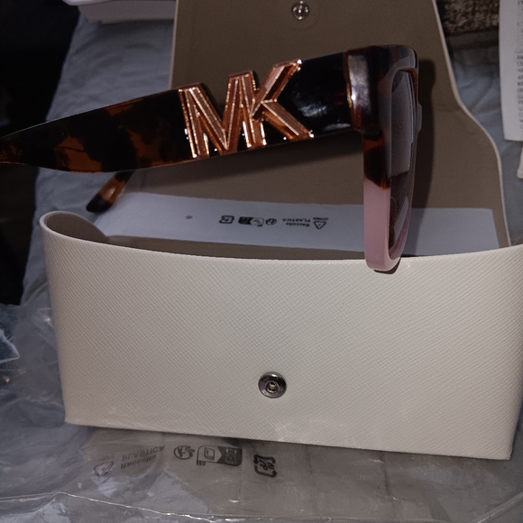 New MK Sunglasses Karlie - Picture 2 of 6